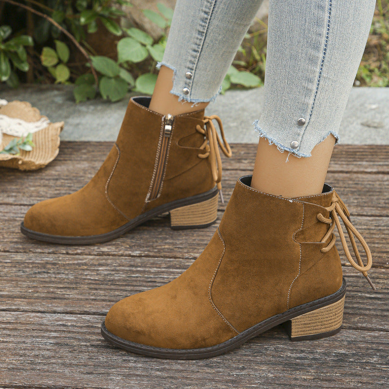 Ces bottines en daim camel sont
